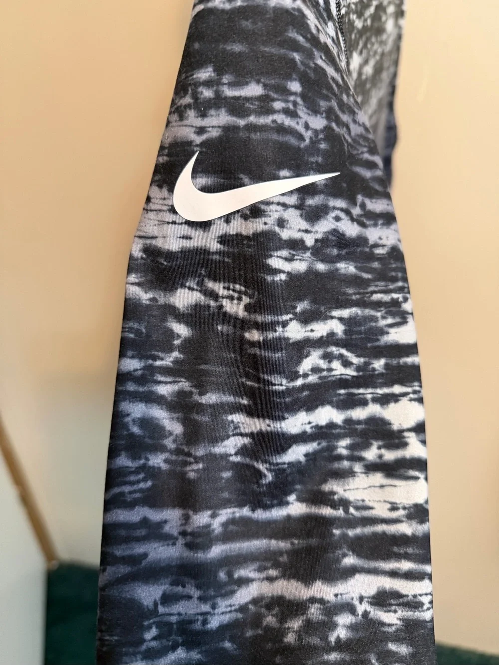 lightweight Nike Dri-FIT women's 1/4 zip athletic pullover size medium
